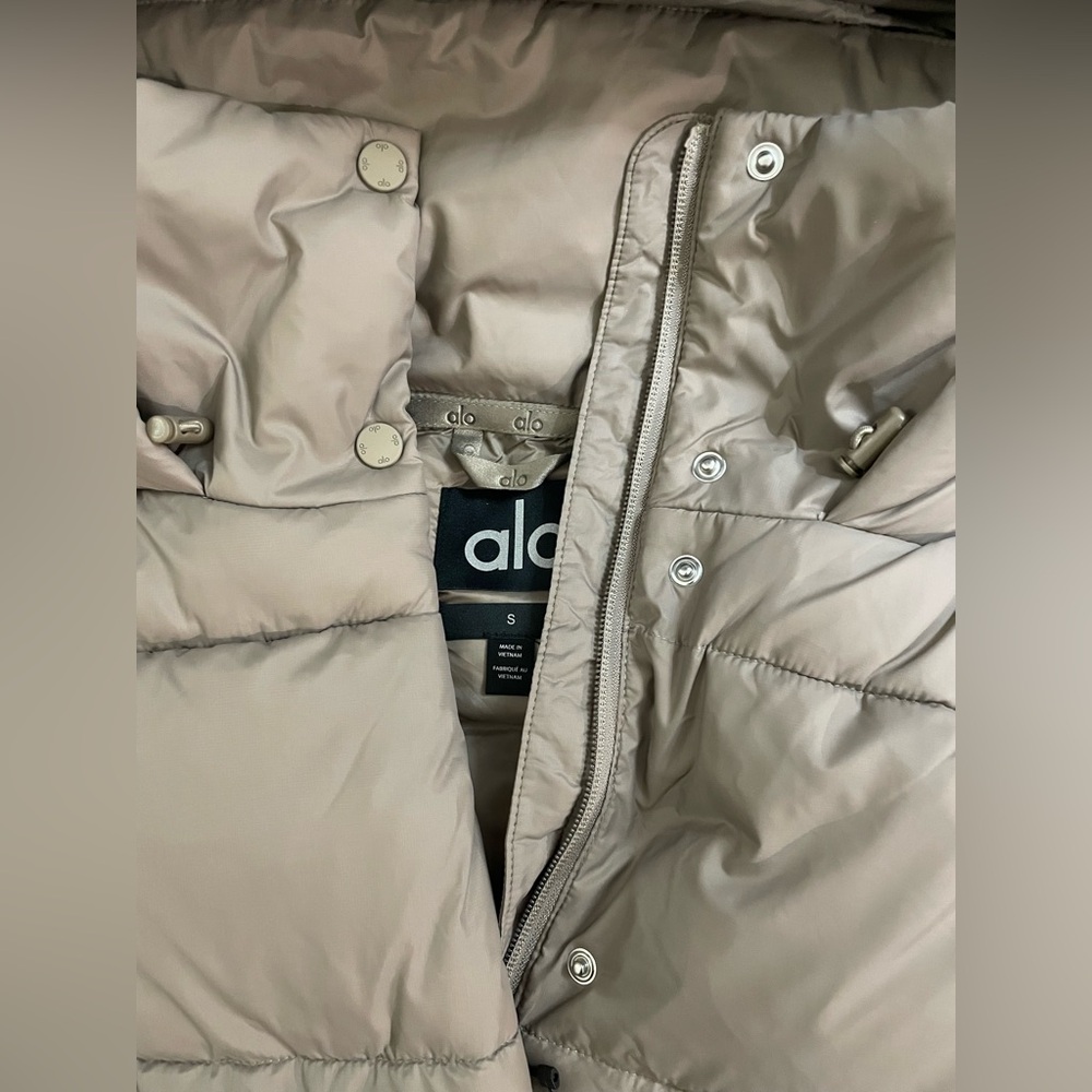 ALO Yoga NWT Gold Rush Puffer Vest Cropped Jacket on Light Cocoa Color Size S - Picture 8 of 12
